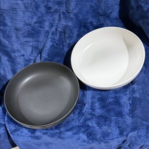 Set of 2 Modern Bowls in black and White
